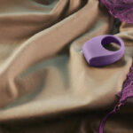 LELO Tor 3 vibrating cock ring App-controlled violet dust purple